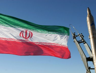 Ιράν: Καίνε σημαίες των ΗΠΑ και του Ισραήλ (φωτό)